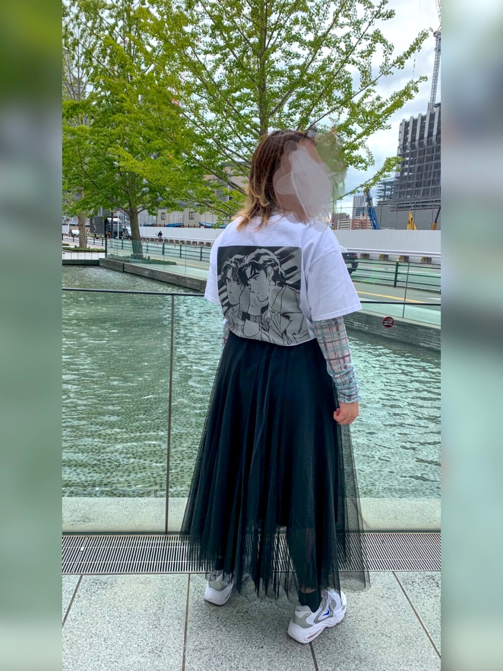 ホワイト系のスニーカー、ブルー系のTシャツ/カットソー、ホワイト系のTシャツ/カットソーを着用したレディースの秋コーディネートの2枚目の写真