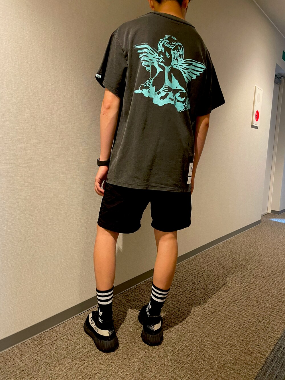 「FR2、ootd、yeezy、夏コーデ、シンプル、夏、夏だ！Tシャツ着よう！、スニーカー、プチプラコーデ」｜「FR2のアイテム（Tシャツ/カットソー、グレー系）」を使った、ヨーダ🤑さん（メンズ・168cm）の夏コーディネートの2枚目の写真