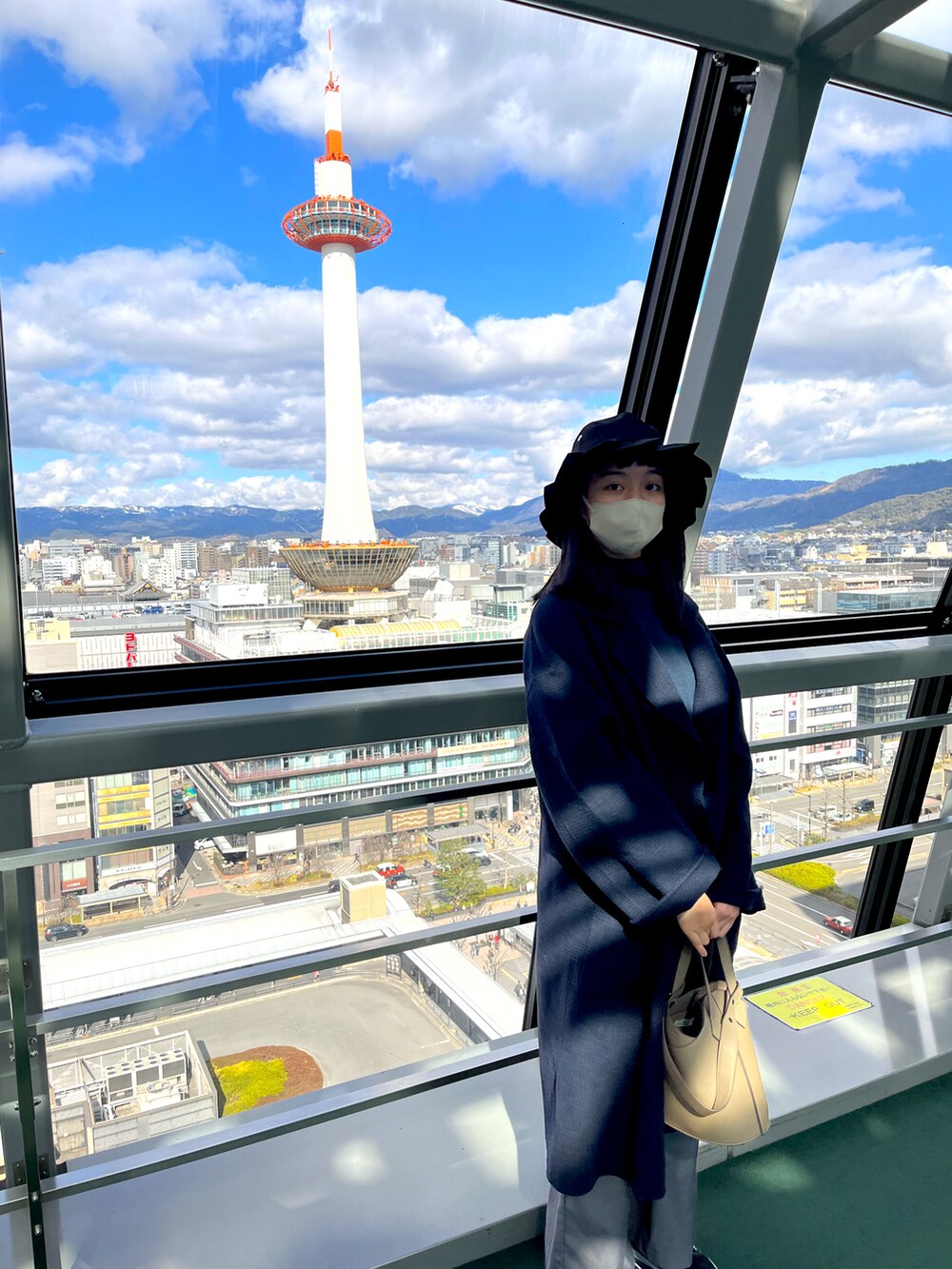 「京都旅行、京都塔、藍色穿搭、BEAMS、bmingbybeams、URBAN RESEARCH DOORS」｜「URBAN RESEARCHのアイテム（トートバッグ、ベージュ系）」を使った、EuniceHuangさん（レディース・163cm）の春コーディネートの2枚目の写真