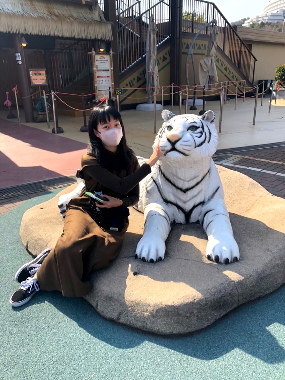 「春服デビュー宣言、和歌山、棕色系穿搭、AZUL by moussy、VANS」｜「AZUL by moussyのアイテム（ワンピース/ドレス、ブラウン系）」を使った、EuniceHuangさん（レディース・163cm）の春コーディネートの2枚目の写真