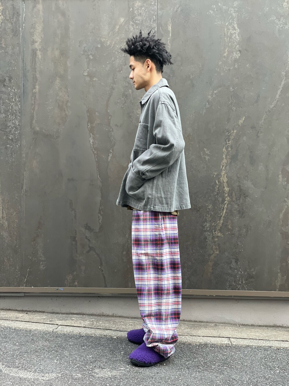 ブラック系のブルゾン、パープル系のその他パンツ、パープル系のサンダルを着用したメンズの冬コーディネートの2枚目の写真