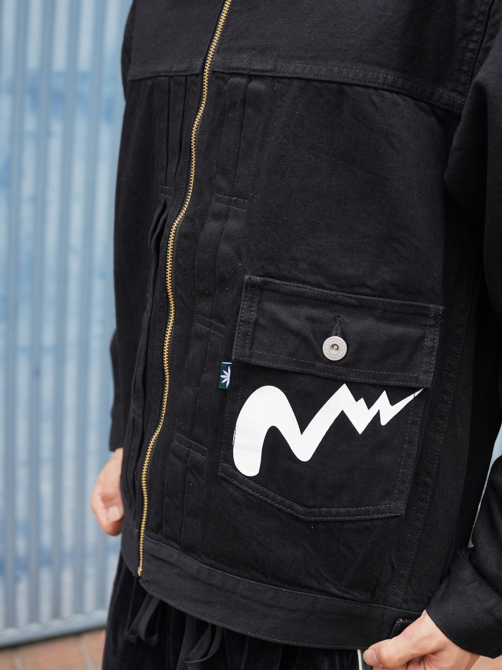 ブラック系のデニムジャケット、ブラック系のその他パンツ、ベージュ系のサンダルを着用したメンズの秋コーディネートの5枚目の写真