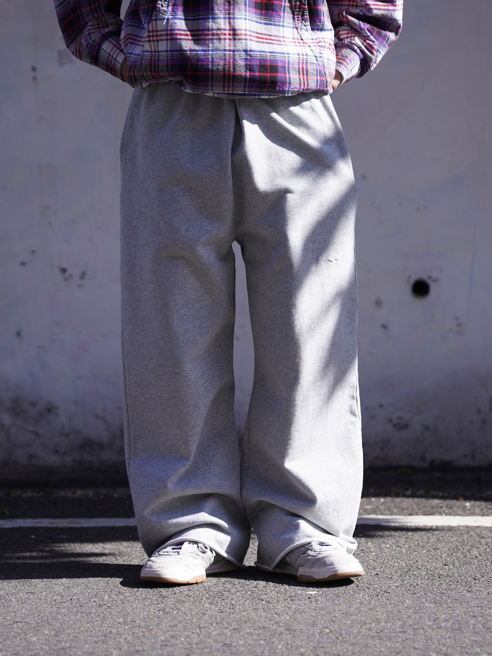 パープル系のブルゾン、グレー系のスウェットパンツを着用したメンズの冬コーディネートの6枚目の写真