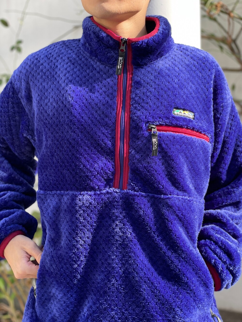 ブルー系のその他アウター、ブラック系のスウェットパンツ、ブラック系のサンダルを着用したメンズの冬コーディネートの4枚目の写真