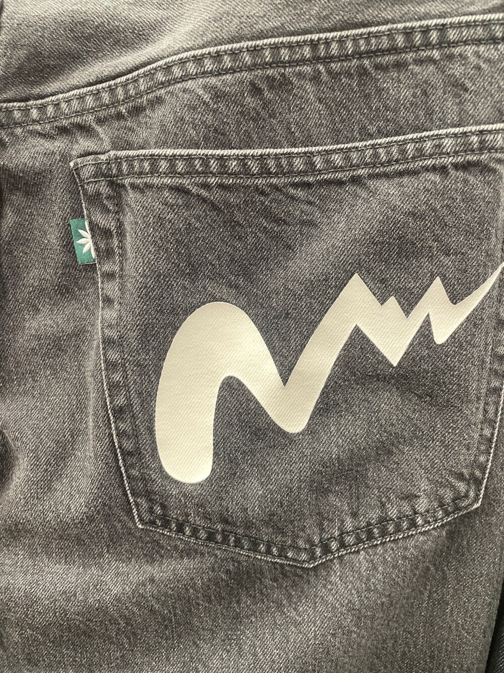 ブラック系のブルゾン、ブラック系のデニムパンツを着用したメンズの冬コーディネートの9枚目の写真