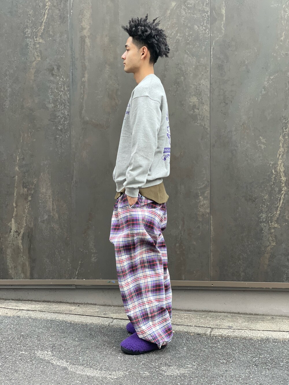 その他のスウェット、パープル系のその他パンツ、パープル系のサンダルを着用したメンズの冬コーディネートの2枚目の写真
