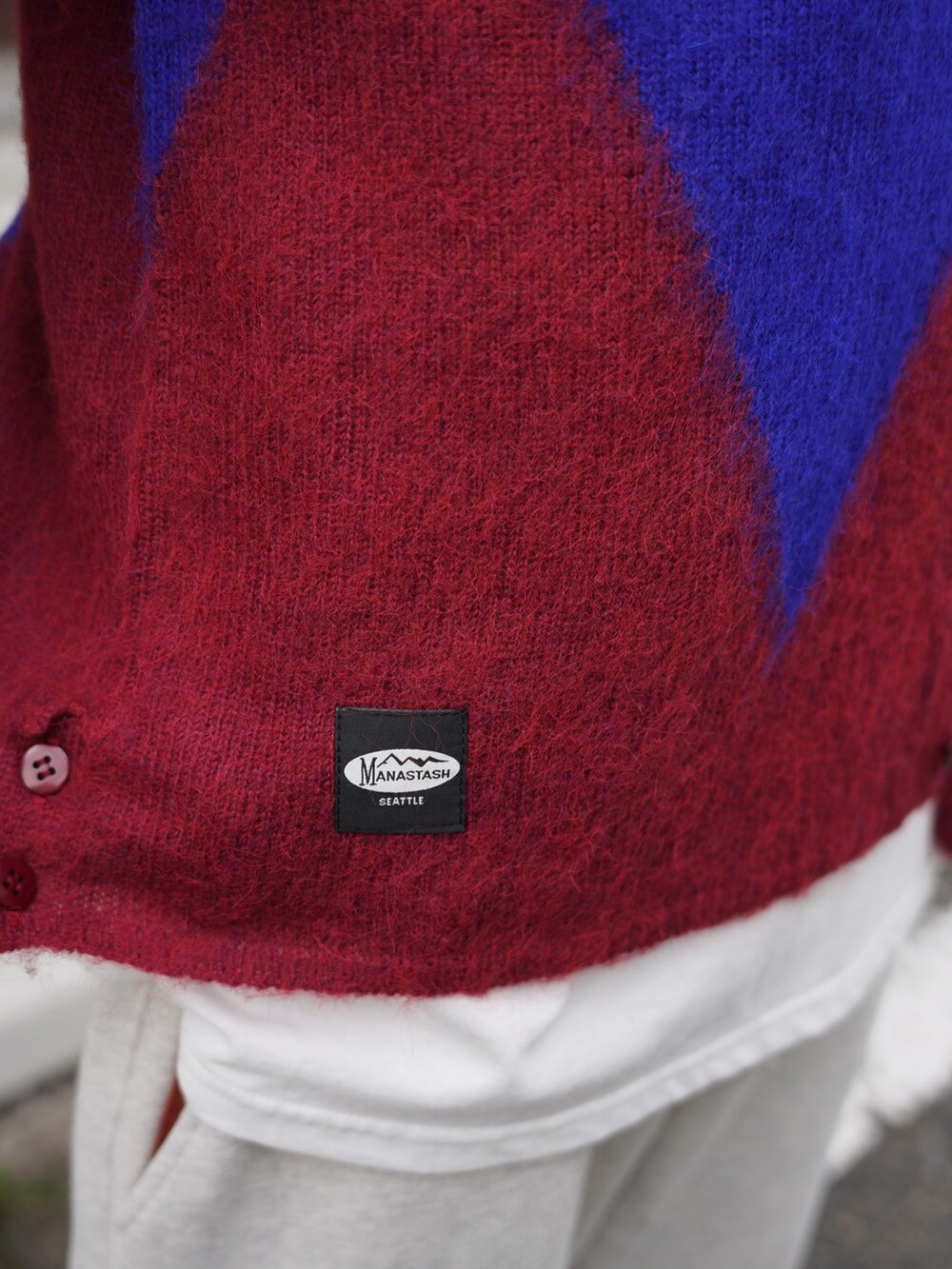 ブルー系のカーディガン/ボレロ、ベージュ系のスウェットパンツ、ホワイト系のTシャツ/カットソーを着用したメンズの秋コーディネートの6枚目の写真