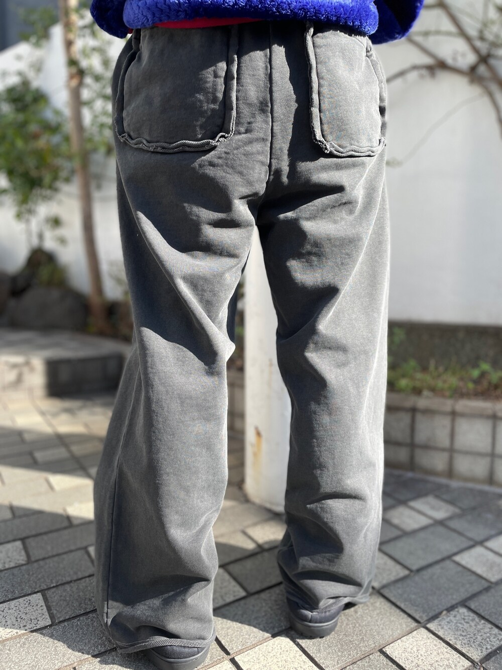 ブルー系のその他アウター、ブラック系のスウェットパンツ、ブラック系のサンダルを着用したメンズの冬コーディネートの7枚目の写真