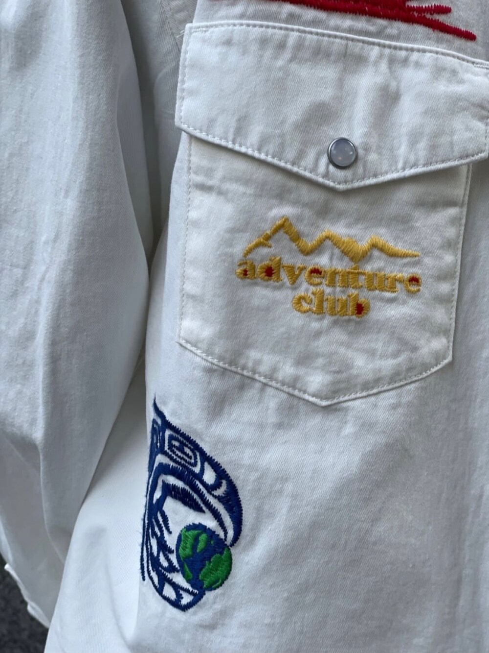 ブラック系のシャツ/ブラウス、ブルー系のその他パンツを着用したメンズの冬コーディネートの6枚目の写真