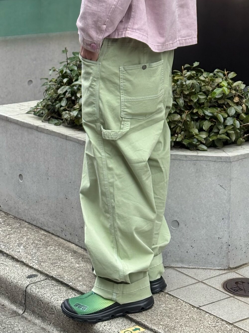 ピンク系のブルゾン、グリーン系のスニーカーを着用したメンズの春コーディネートの7枚目の写真