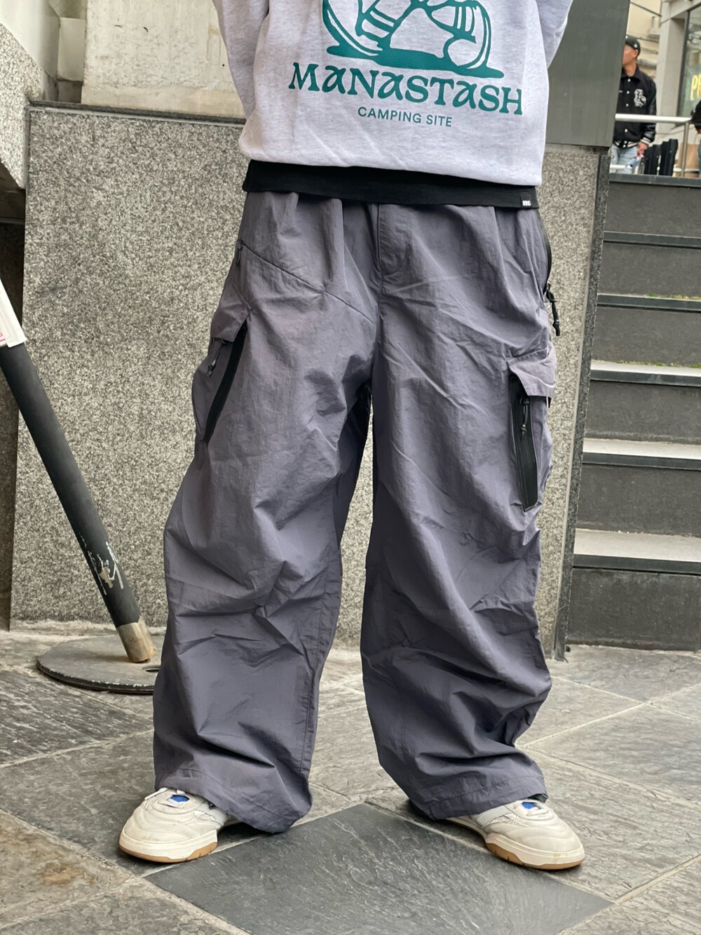 グレー系のスウェット、グレー系のカーゴパンツを着用したメンズの冬コーディネートの8枚目の写真