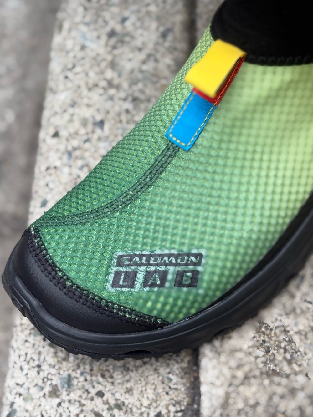 ピンク系のブルゾン、グリーン系のスニーカーを着用したメンズの春コーディネートの10枚目の写真