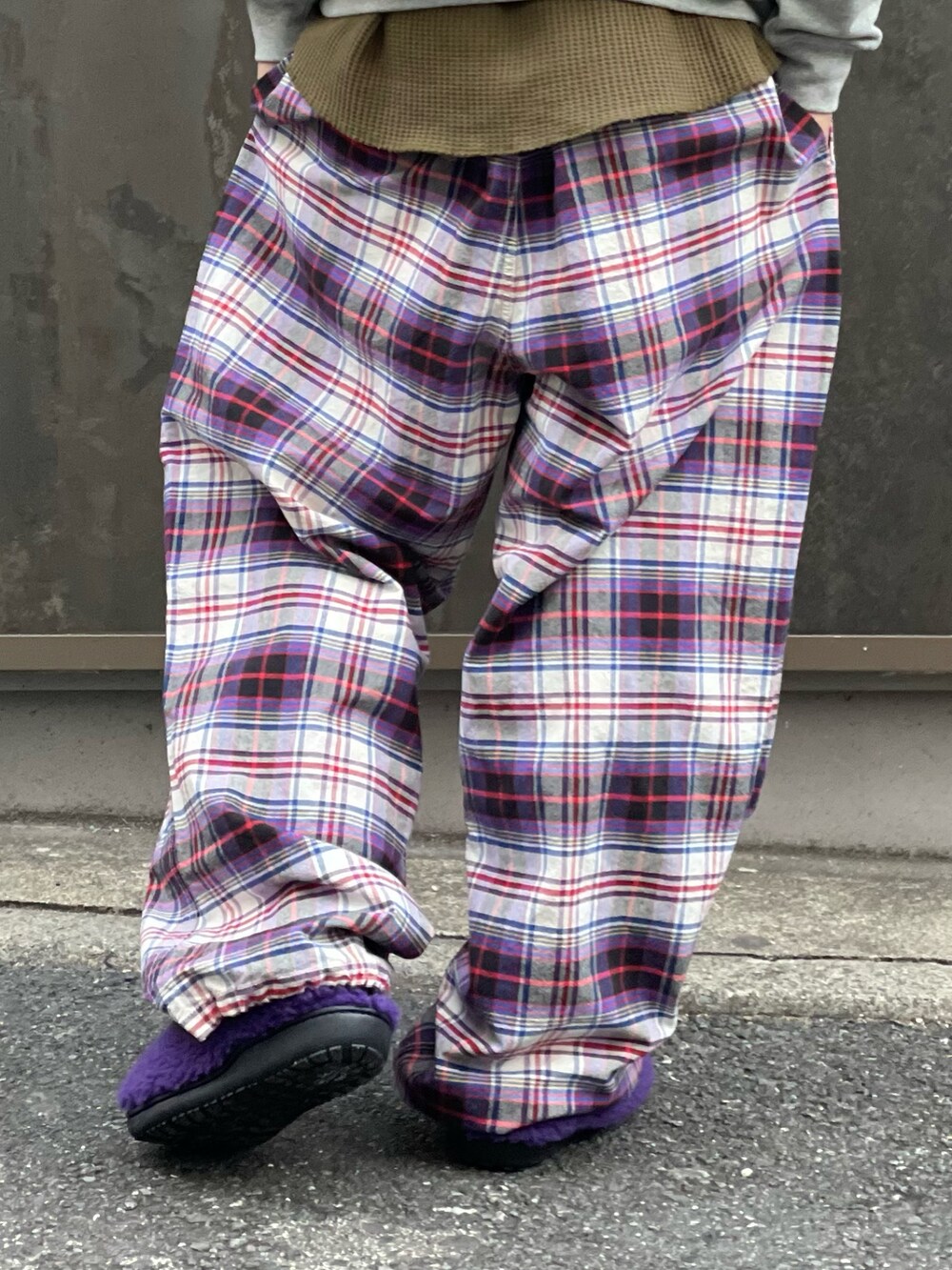 その他のスウェット、パープル系のその他パンツ、パープル系のサンダルを着用したメンズの冬コーディネートの8枚目の写真