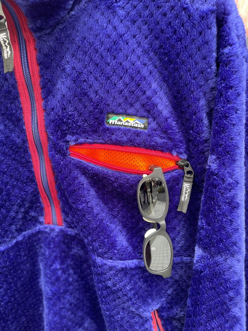 ブルー系のその他アウター、ブラック系のスウェットパンツ、ブラック系のサンダルを着用したメンズの冬コーディネートの5枚目の写真