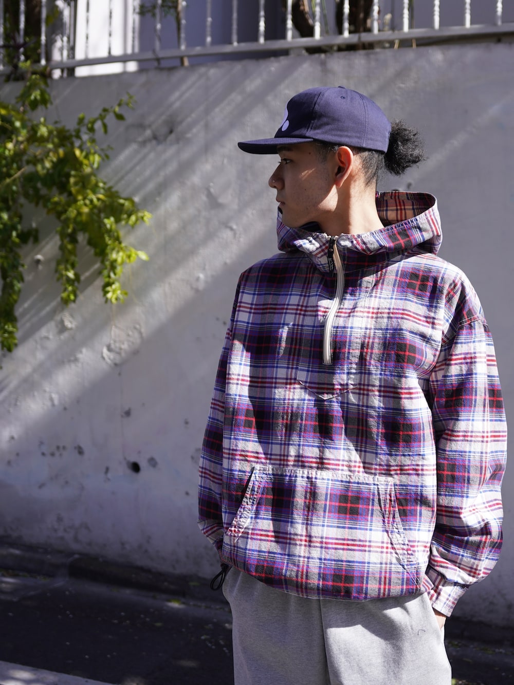 パープル系のブルゾン、グレー系のスウェットパンツを着用したメンズの冬コーディネートの4枚目の写真