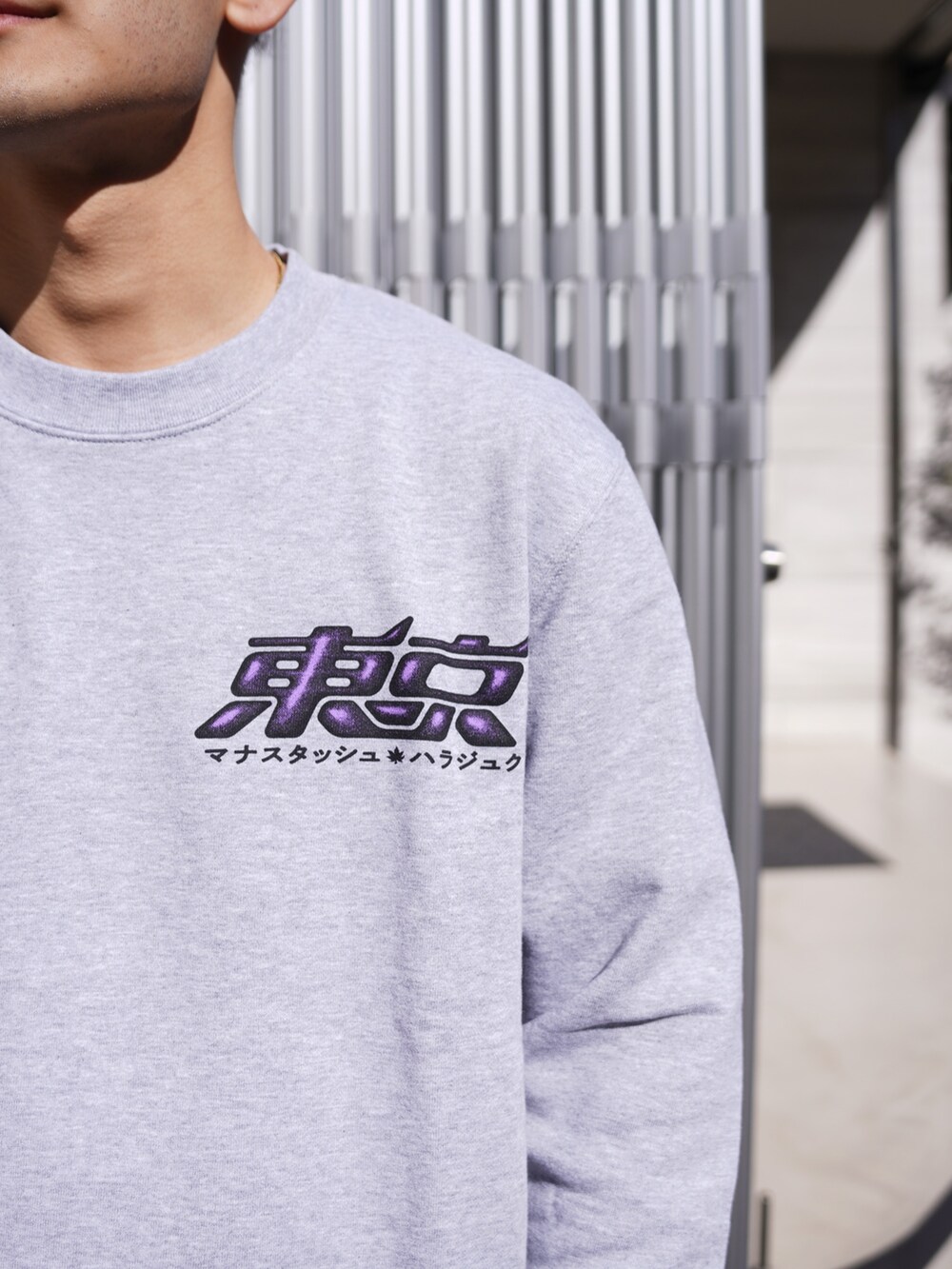 グレー系のスウェット、ブルー系のデニムパンツ、ブラック系のキャップを着用したメンズの冬コーディネートの4枚目の写真