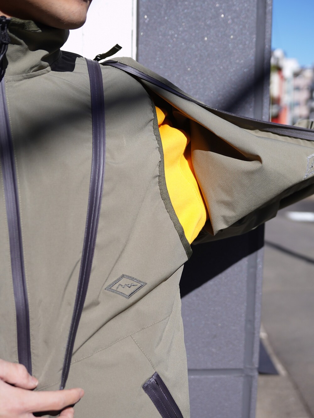 グリーン系のブルゾン、ベージュ系のその他パンツ、ホワイト系のハットを着用したメンズの冬コーディネートの6枚目の写真