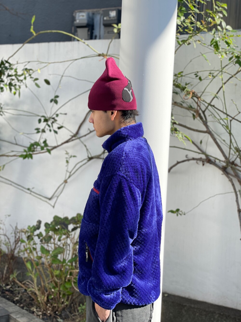 ブルー系のその他アウター、ブラック系のスウェットパンツ、ブラック系のサンダルを着用したメンズの冬コーディネートの2枚目の写真