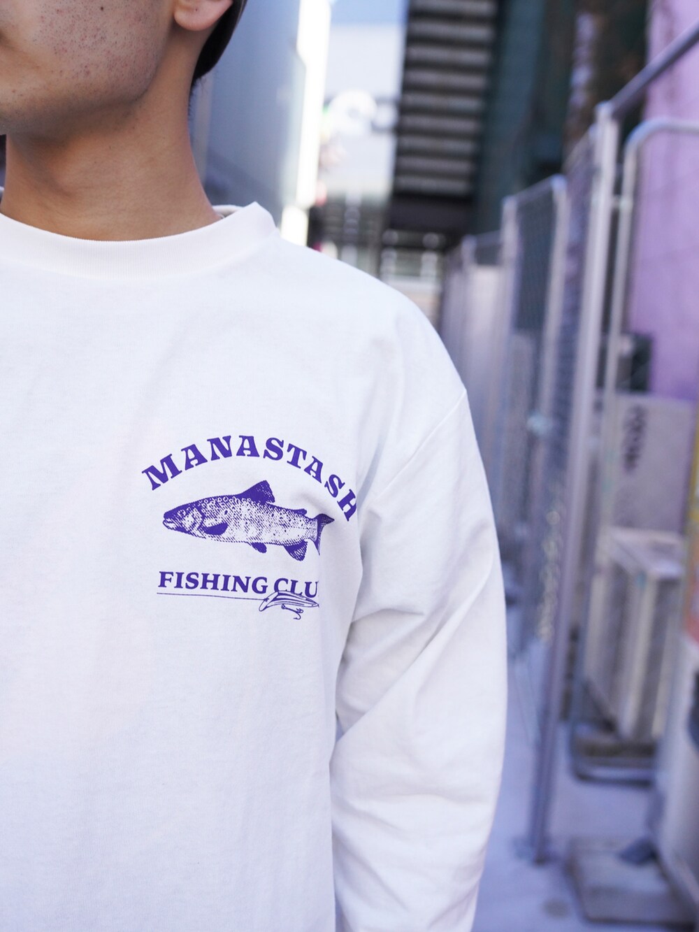 ホワイト系のTシャツ/カットソー、ブラック系のデニムパンツ、グリーン系のニットキャップ/ビーニーを着用したメンズの冬コーディネートの9枚目の写真