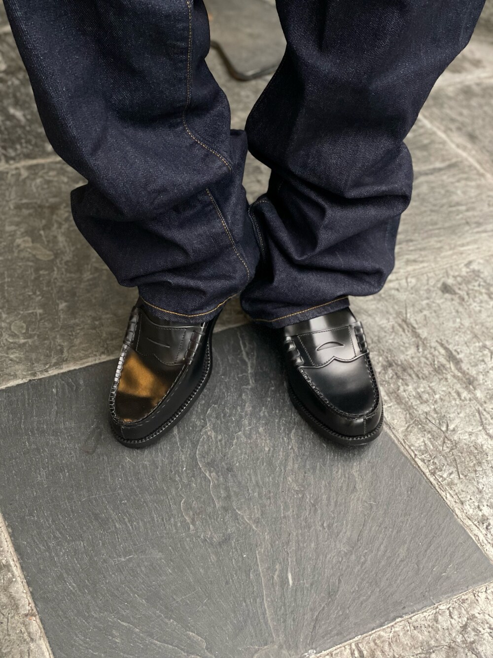 ホワイト系のパーカー、ブルー系のデニムパンツを着用したメンズの冬コーディネートの9枚目の写真