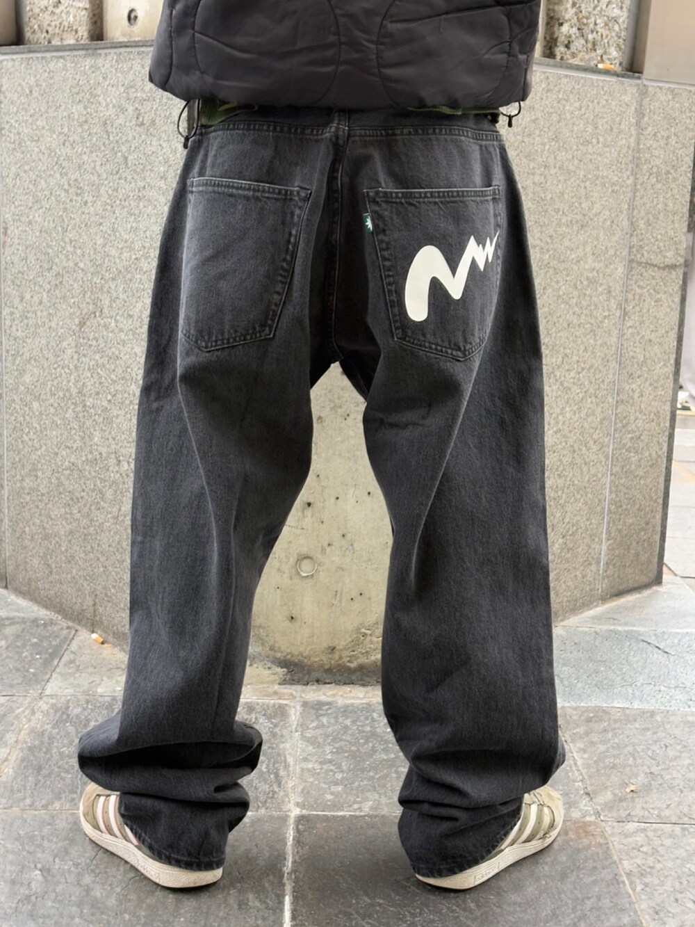 ブラック系のブルゾン、ブラック系のデニムパンツを着用したメンズの冬コーディネートの8枚目の写真