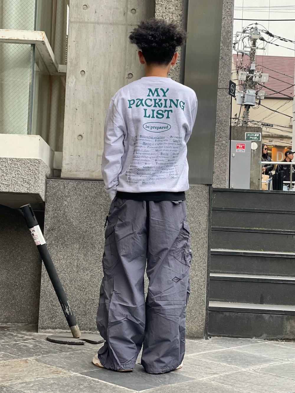 グレー系のスウェット、グレー系のカーゴパンツを着用したメンズの冬コーディネートの3枚目の写真