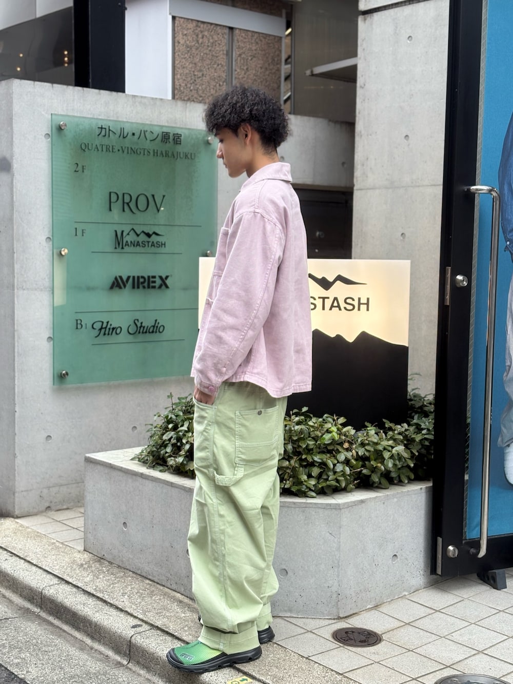ピンク系のブルゾン、グリーン系のスニーカーを着用したメンズの春コーディネートの2枚目の写真