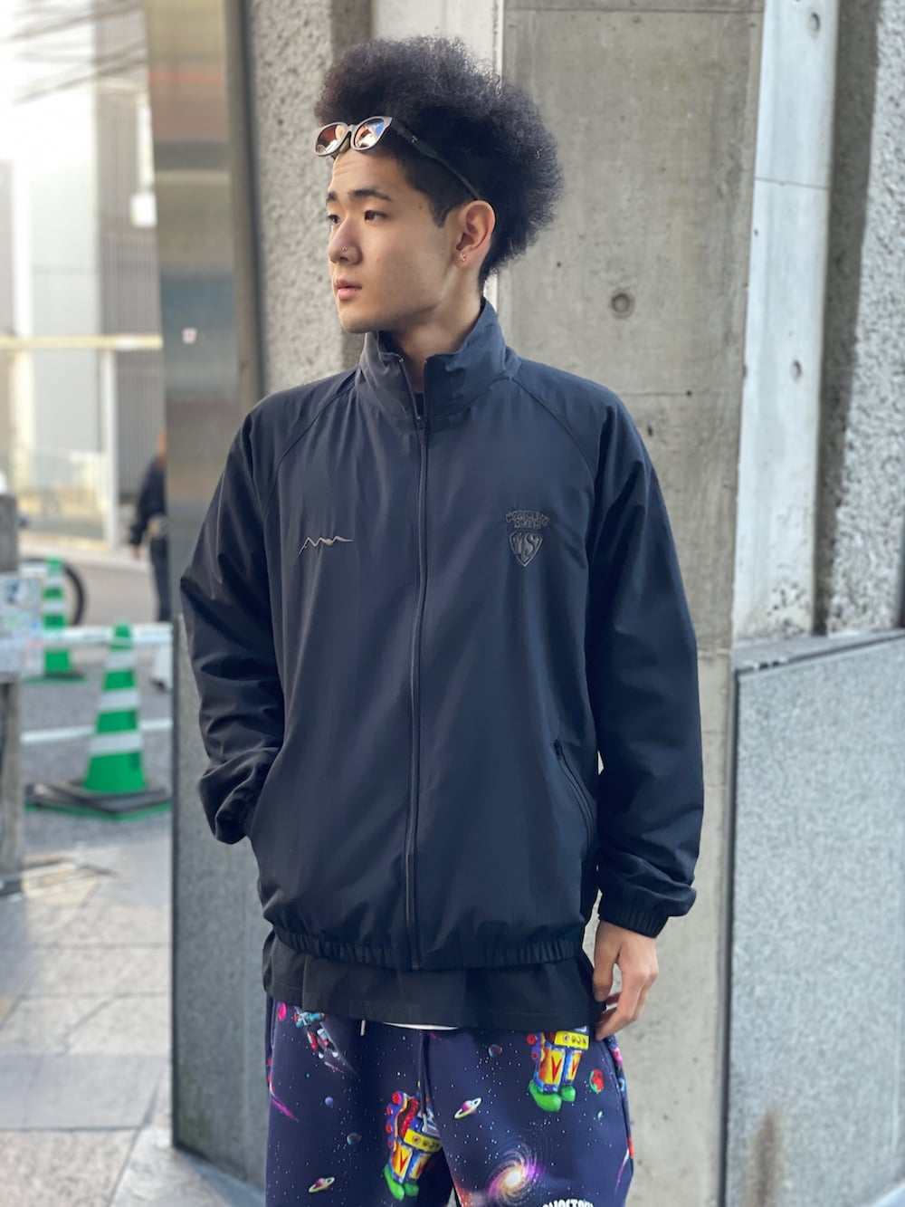 ブラック系のブルゾン、ブルー系のスウェットパンツ、ブラック系のサンダルを着用したメンズの冬コーディネートの4枚目の写真