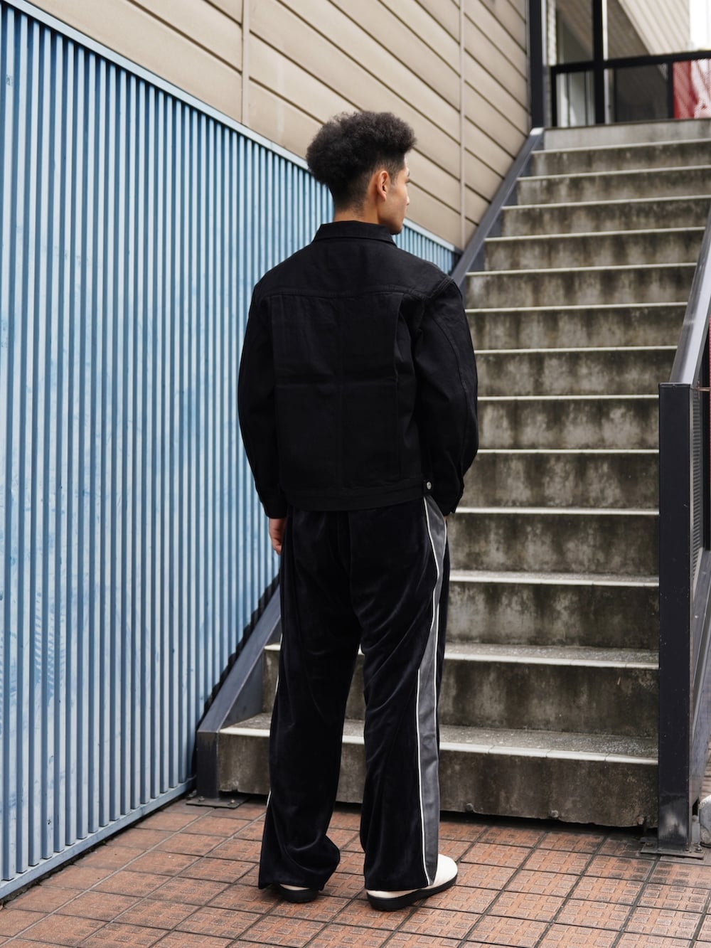 ブラック系のデニムジャケット、ブラック系のその他パンツ、ベージュ系のサンダルを着用したメンズの秋コーディネートの3枚目の写真