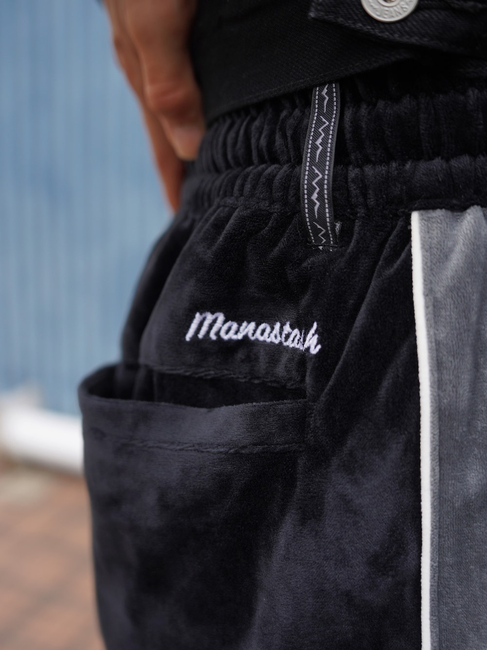 ブラック系のデニムジャケット、ブラック系のその他パンツ、ベージュ系のサンダルを着用したメンズの秋コーディネートの9枚目の写真