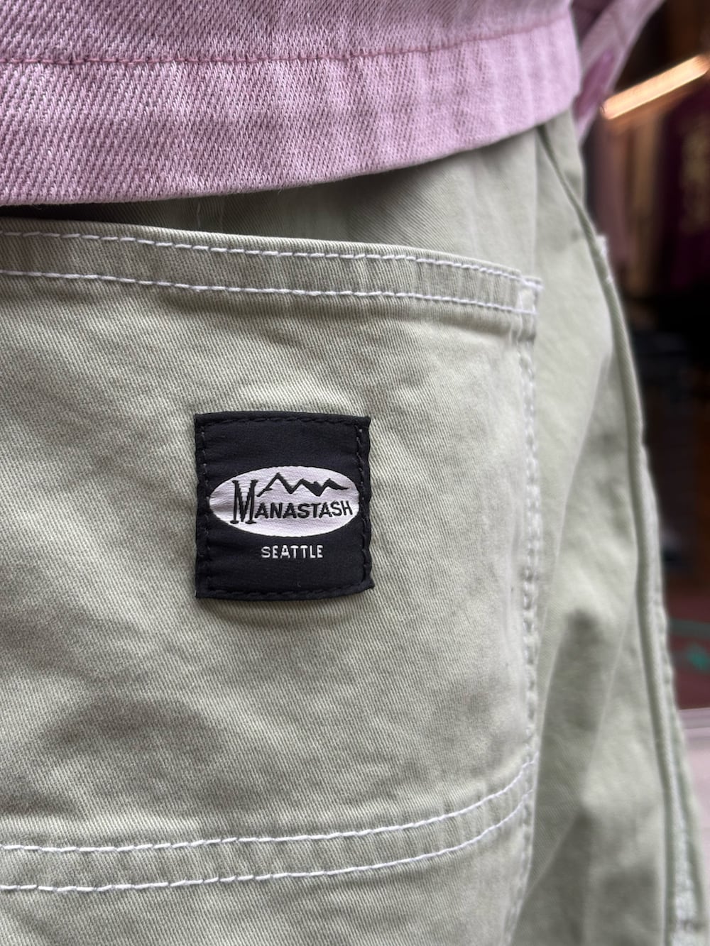 ピンク系のブルゾン、グリーン系のスニーカーを着用したメンズの春コーディネートの9枚目の写真