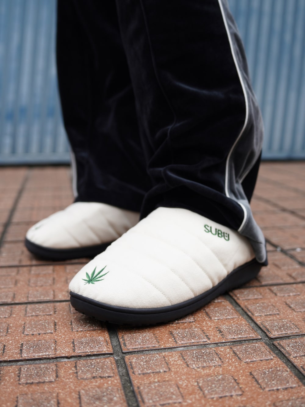 ブラック系のデニムジャケット、ブラック系のその他パンツ、ベージュ系のサンダルを着用したメンズの秋コーディネートの10枚目の写真