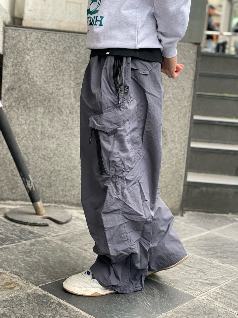 グレー系のスウェット、グレー系のカーゴパンツを着用したメンズの冬コーディネートの7枚目の写真