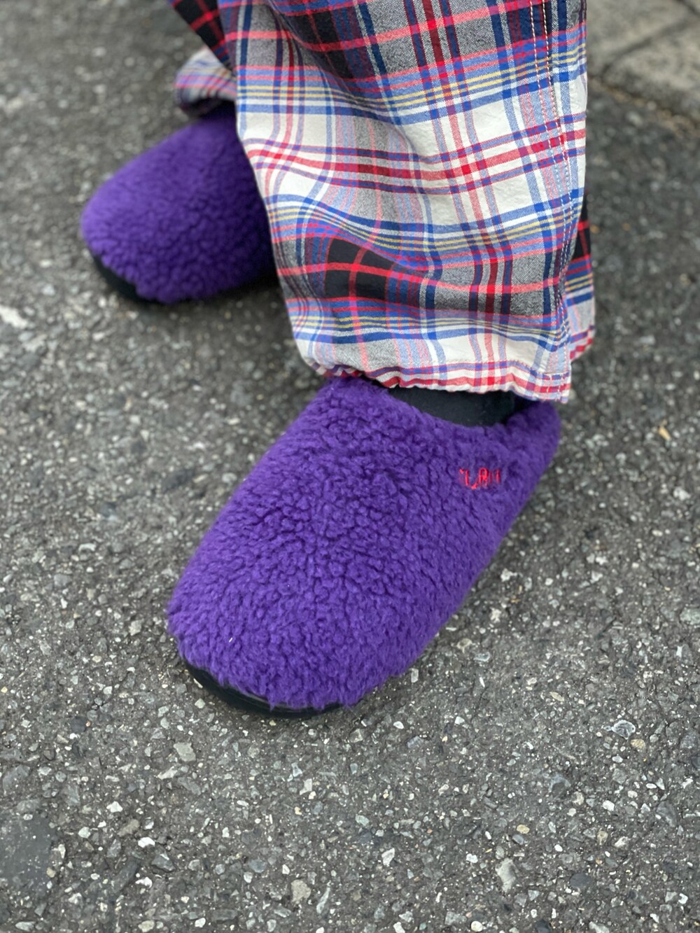 ブラック系のブルゾン、パープル系のその他パンツ、パープル系のサンダルを着用したメンズの冬コーディネートの8枚目の写真