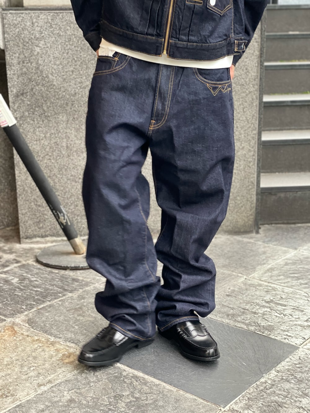 ブルー系のデニムジャケット、ブルー系のデニムパンツを着用したメンズの冬コーディネートの6枚目の写真