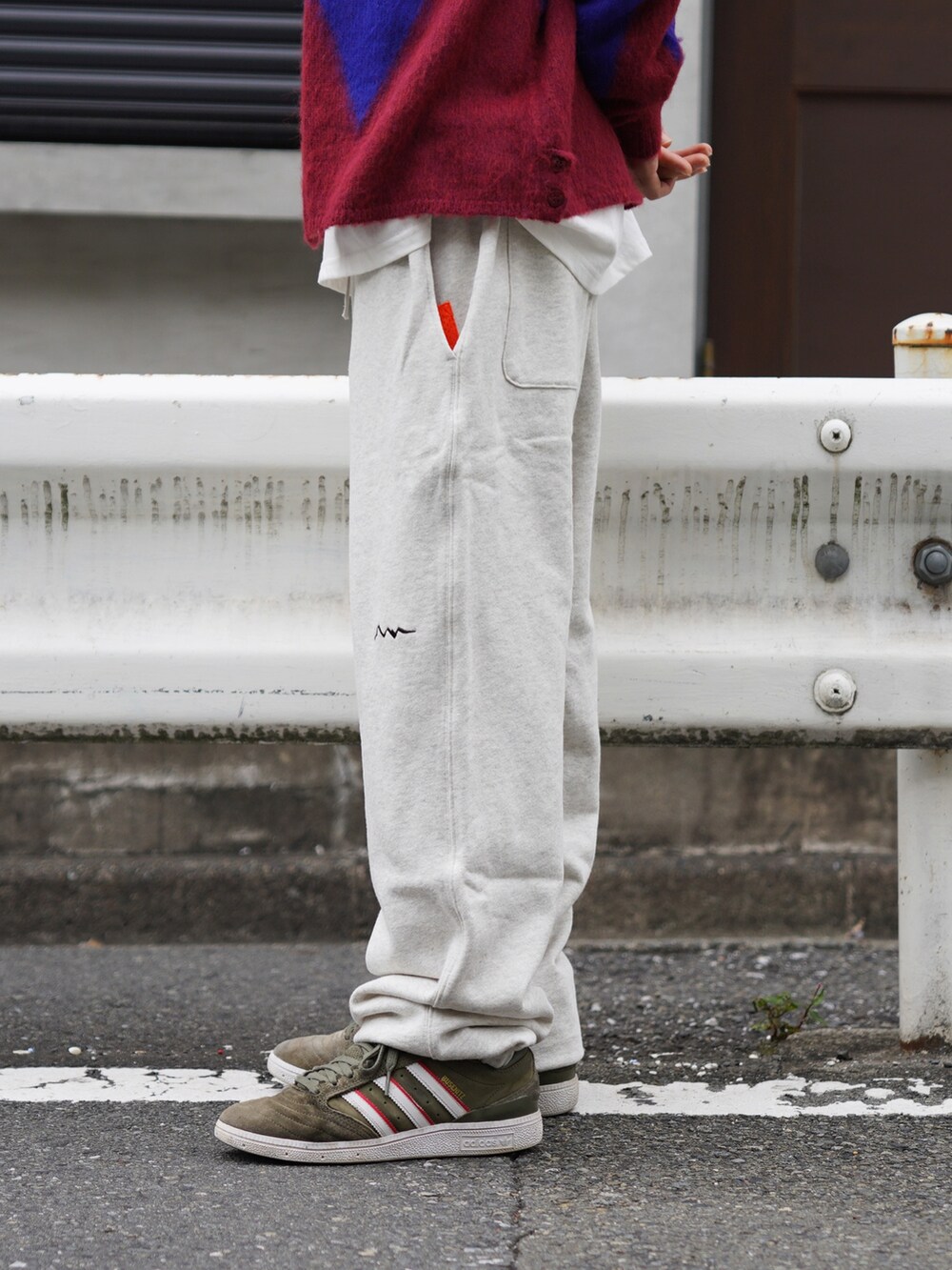 ブルー系のカーディガン/ボレロ、ベージュ系のスウェットパンツ、ホワイト系のTシャツ/カットソーを着用したメンズの秋コーディネートの9枚目の写真