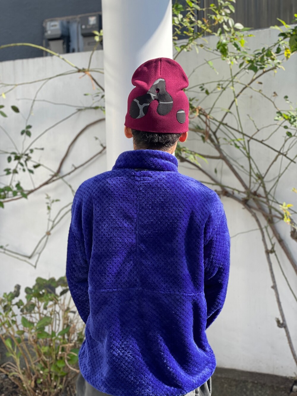 ブルー系のその他アウター、ブラック系のスウェットパンツ、ブラック系のサンダルを着用したメンズの冬コーディネートの3枚目の写真