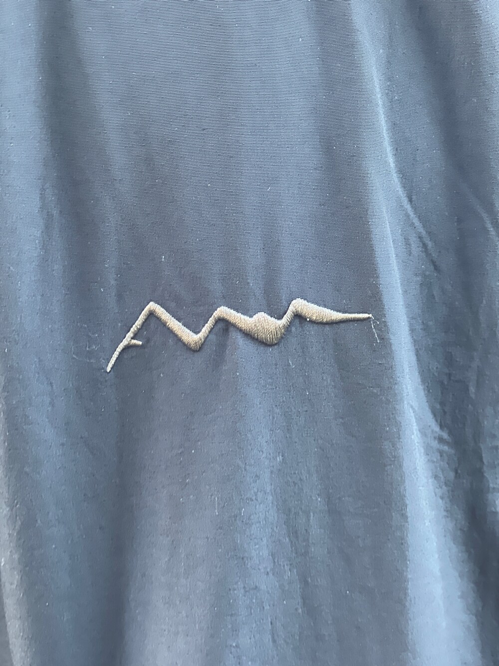 ブラック系のブルゾン、ブルー系のスウェットパンツ、ブラック系のサンダルを着用したメンズの冬コーディネートの6枚目の写真