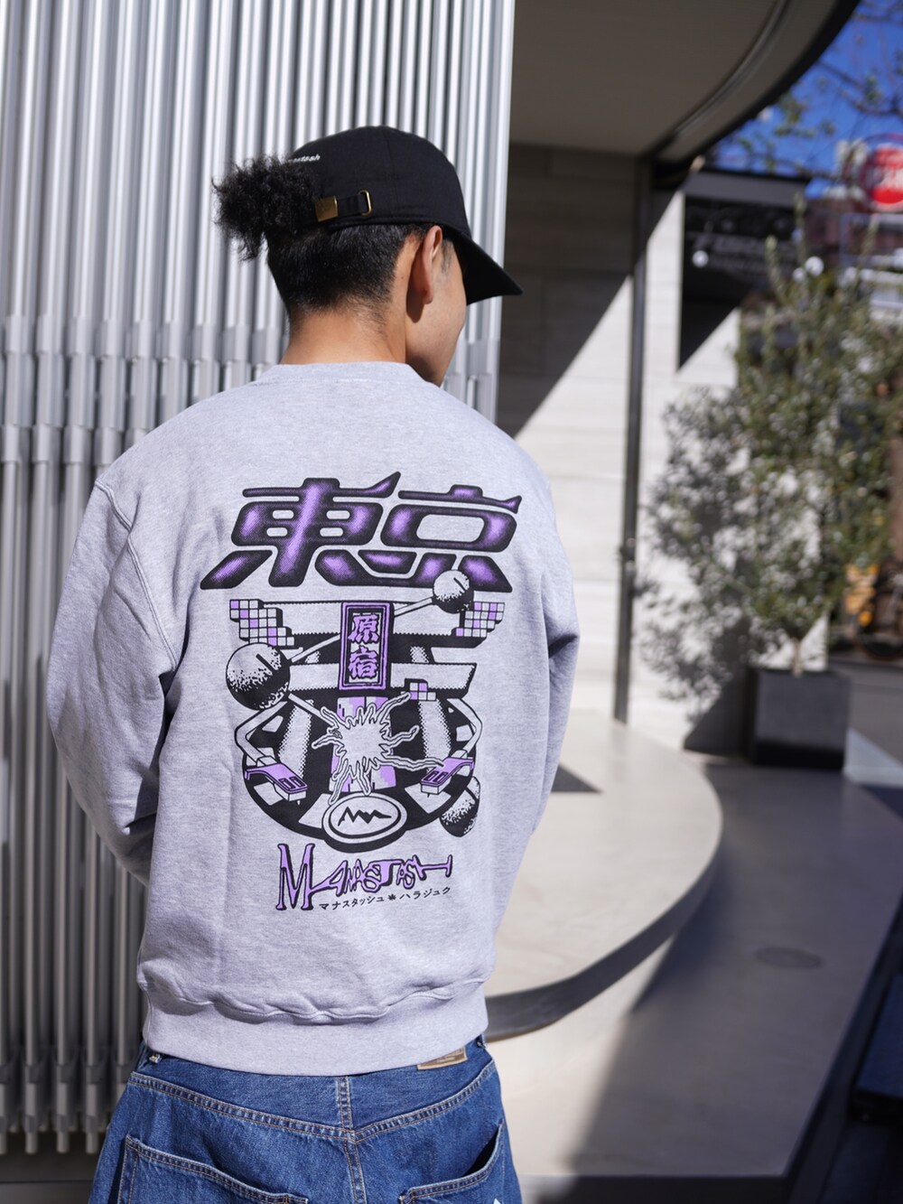 グレー系のスウェット、ブルー系のデニムパンツ、ブラック系のキャップを着用したメンズの冬コーディネートの5枚目の写真