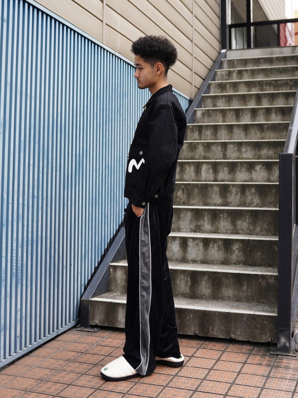 ブラック系のデニムジャケット、ブラック系のその他パンツ、ベージュ系のサンダルを着用したメンズの秋コーディネートの2枚目の写真