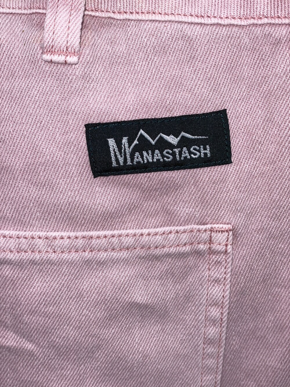 ブラック系のブルゾン、ピンク系のパンツを着用したメンズの冬コーディネートの5枚目の写真