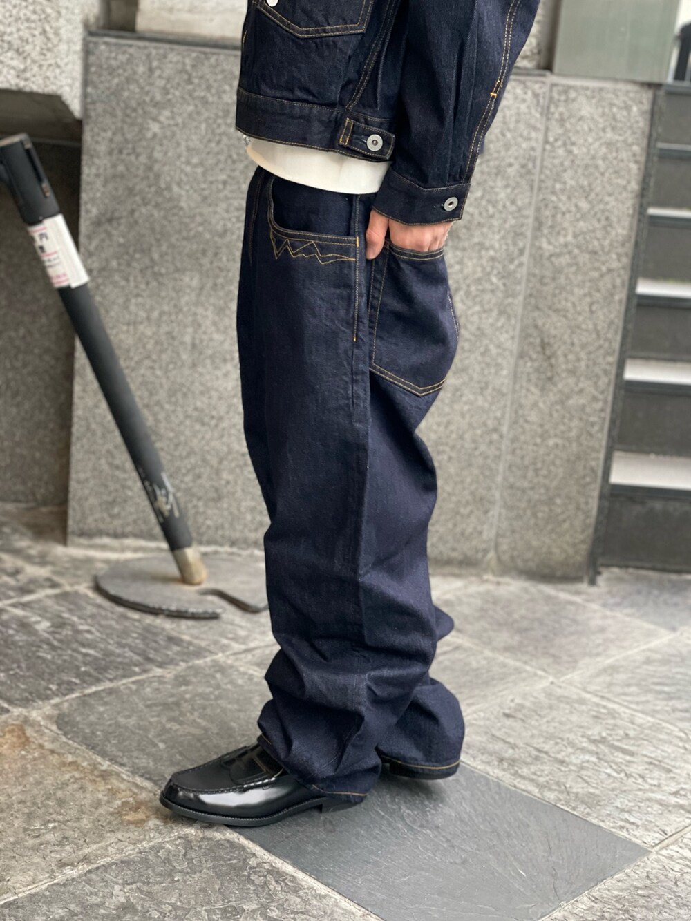 ホワイト系のパーカー、ブルー系のデニムパンツを着用したメンズの冬コーディネートの6枚目の写真