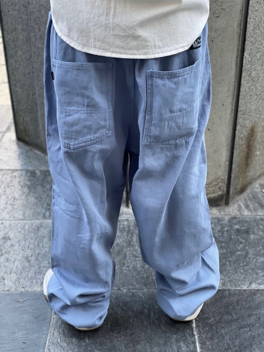 ブラック系のシャツ/ブラウス、ブルー系のその他パンツを着用したメンズの冬コーディネートの10枚目の写真