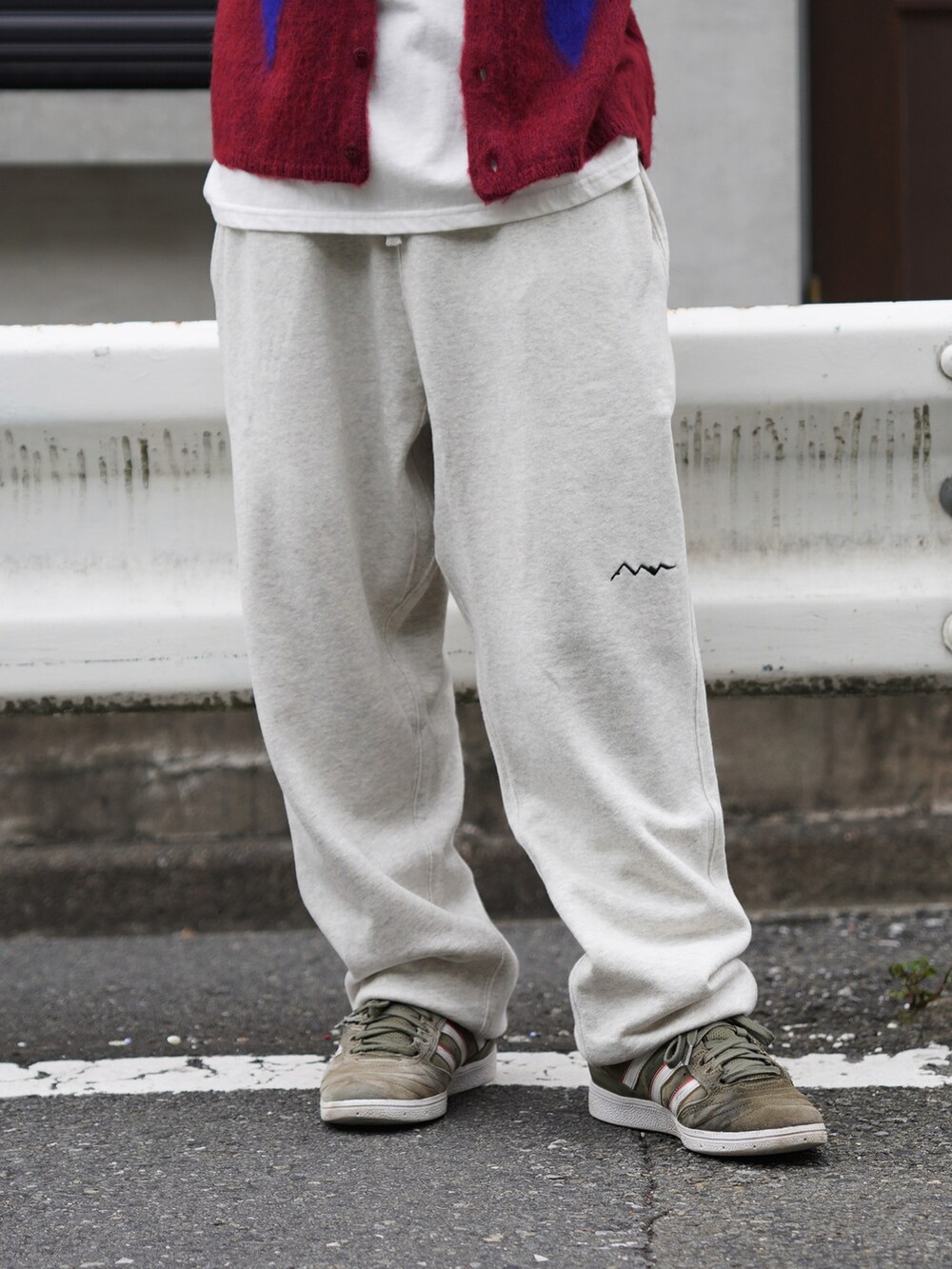 ブルー系のカーディガン/ボレロ、ベージュ系のスウェットパンツ、ホワイト系のTシャツ/カットソーを着用したメンズの秋コーディネートの7枚目の写真