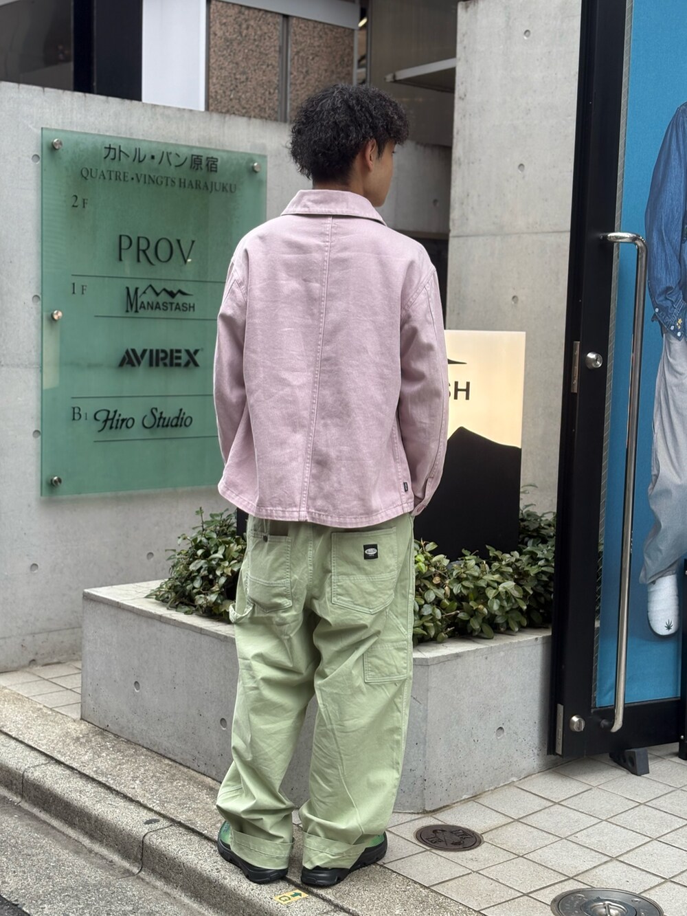 ピンク系のブルゾン、グリーン系のスニーカーを着用したメンズの春コーディネートの3枚目の写真
