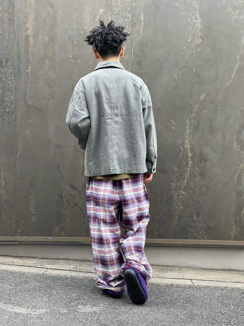 ブラック系のブルゾン、パープル系のその他パンツ、パープル系のサンダルを着用したメンズの冬コーディネートの3枚目の写真