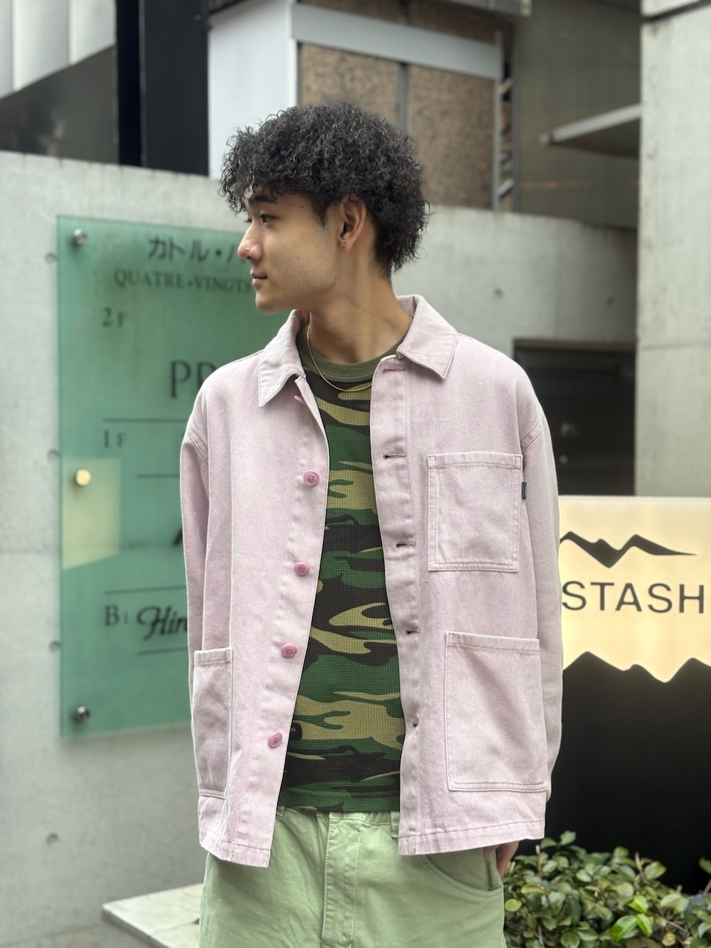 ピンク系のブルゾン、グリーン系のスニーカーを着用したメンズの春コーディネートの4枚目の写真