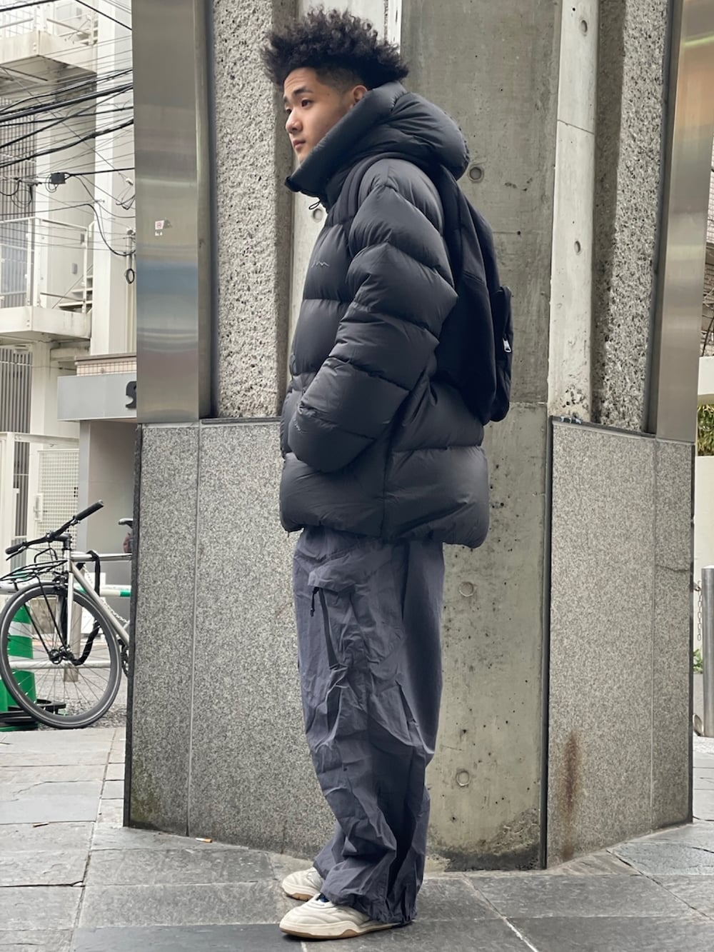 ブラック系のダウンジャケット/コート、グレー系のカーゴパンツを着用したメンズの冬コーディネートの2枚目の写真