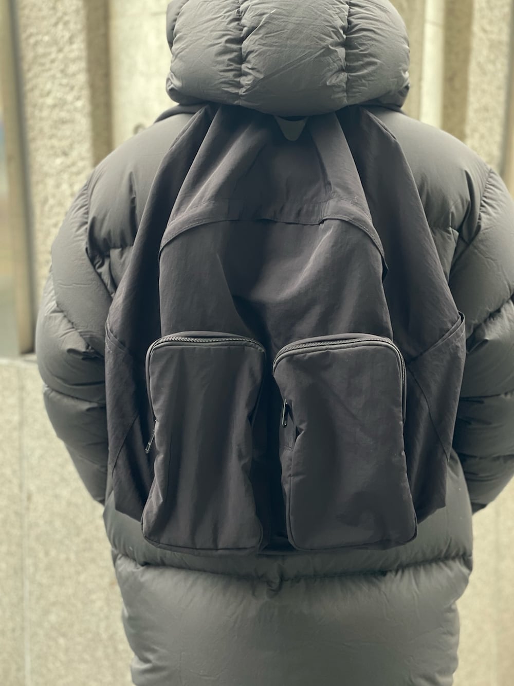 ブラック系のダウンジャケット/コート、グレー系のカーゴパンツを着用したメンズの冬コーディネートの5枚目の写真