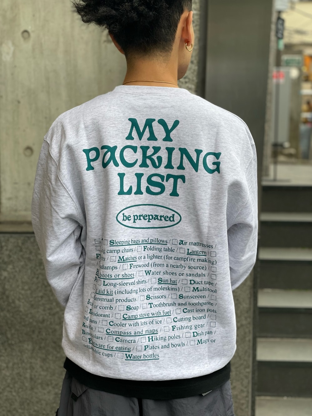 グレー系のスウェット、グレー系のカーゴパンツを着用したメンズの冬コーディネートの5枚目の写真